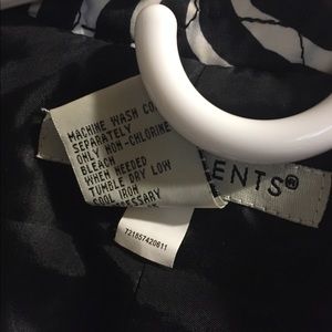 Women’s zebra pattern medium weight jacket/blazer.